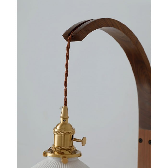 Gebogen walnootkleurige keramische wandlamp met stekker HL3051