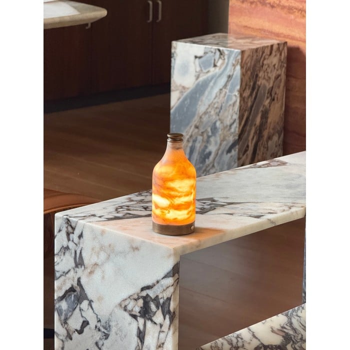 Tischleuchte aus Alabaster in Form einer Weinflasche (mit eingebautem Akku) HL3222