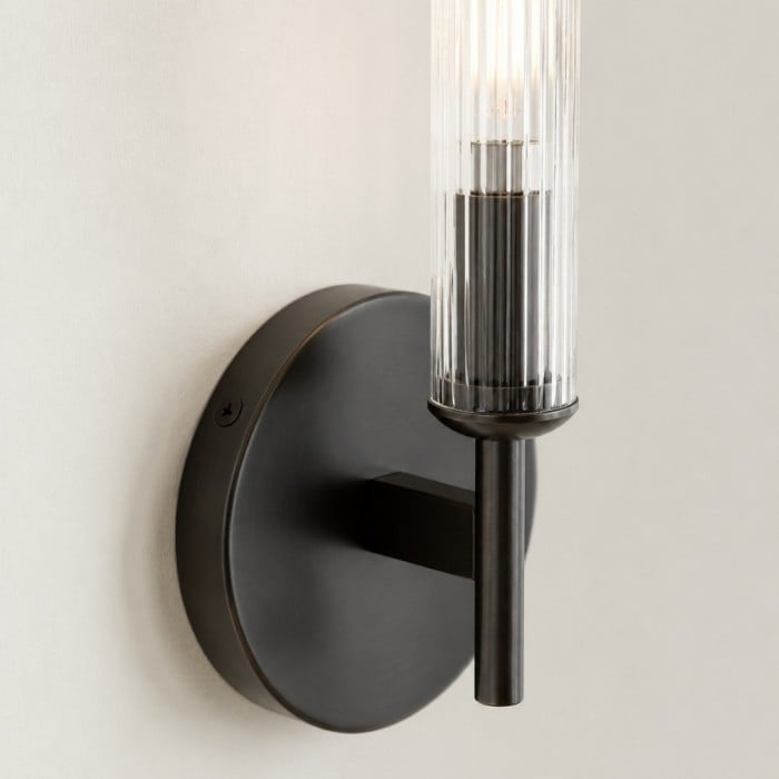 Bravira vägglampa i ribbad glas - Rörformad metalllampa i klassiska ytor HL1554