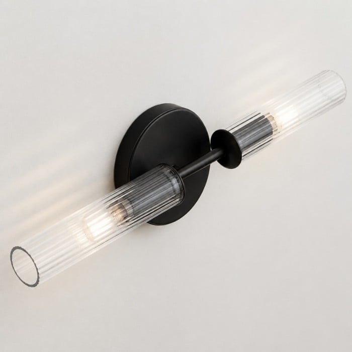 Bravira vägglampa i ribbad glas - Rörformad metalllampa i klassiska ytor HL1554