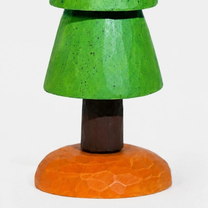 Geschnitzter Kiefernbaum-Tischschmuck aus Holz HL4189