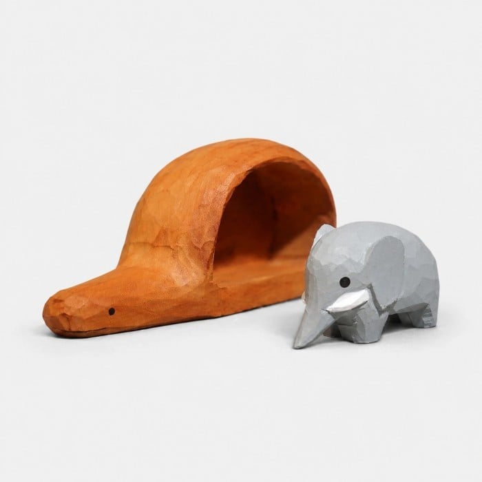 Handgeschnitzte Bilderbuch-Holzfigur für gemütliche Schreibtischdekoration HL4140