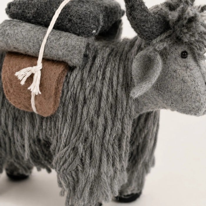 Adorno de yak de fieltro de lana nepalí hecho a mano HL4114