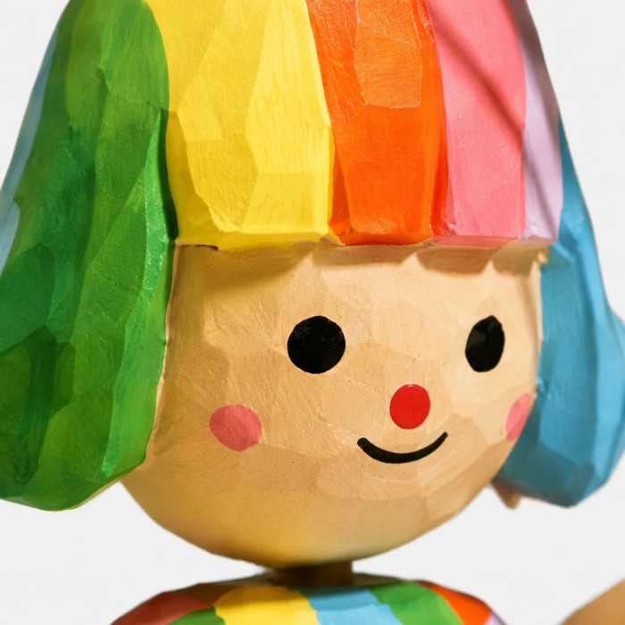 Figurine en bois de la fille au ballon arc-en-ciel HL4163