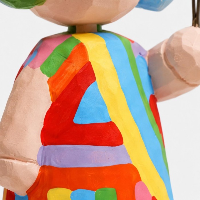 Figurine en bois de la fille au ballon arc-en-ciel HL4163