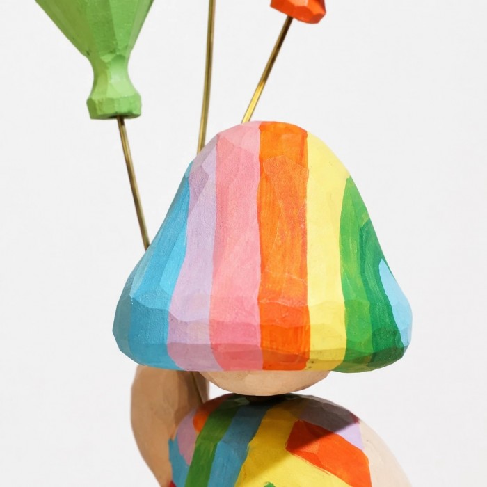 Figurine en bois de la fille au ballon arc-en-ciel HL4163