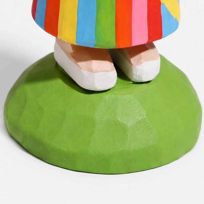 Figurine en bois de la fille au ballon arc-en-ciel HL4163