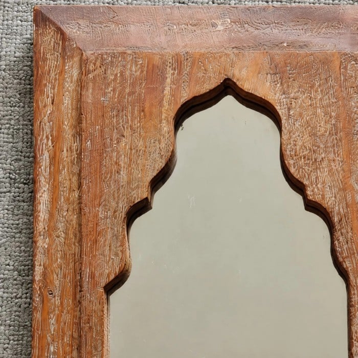 Rustieke wandspiegel met boogvormige uitsparing van gesneden hout HL4090