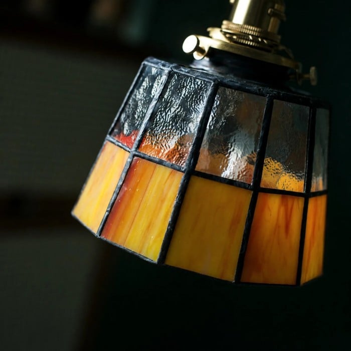 Pendelleuchte aus bernsteinfarbenem Buntglas und Messing HL3910