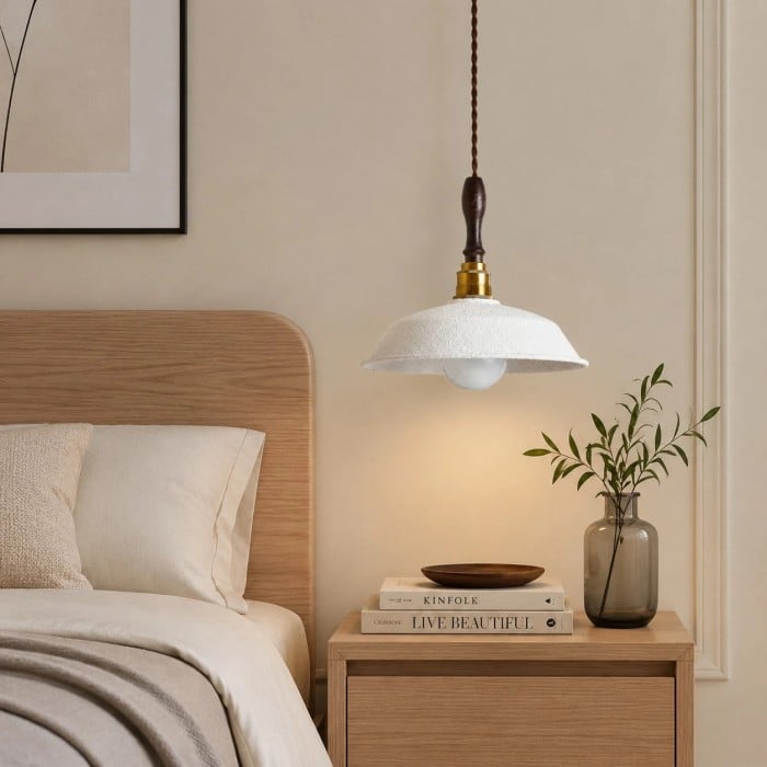 Hanglamp van Amerikaans messing met walnoothouten kap en witte metalen kap HL3777