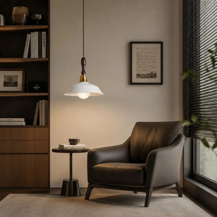 Hanglamp van Amerikaans messing met walnoothouten kap en witte metalen kap HL3777