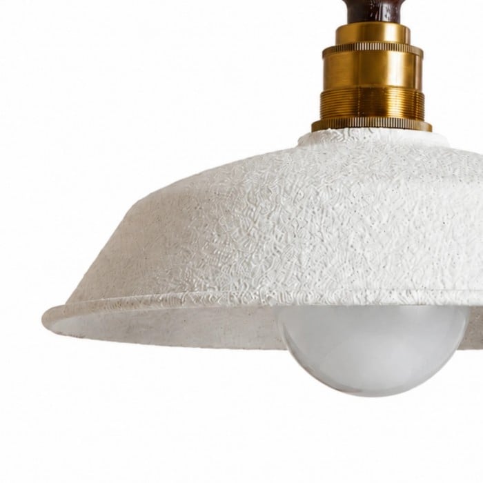 Hanglamp van Amerikaans messing met walnoothouten kap en witte metalen kap HL3777