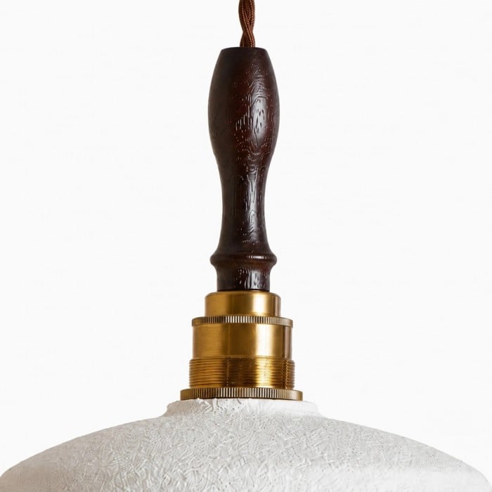 Hanglamp van Amerikaans messing met walnoothouten kap en witte metalen kap HL3777