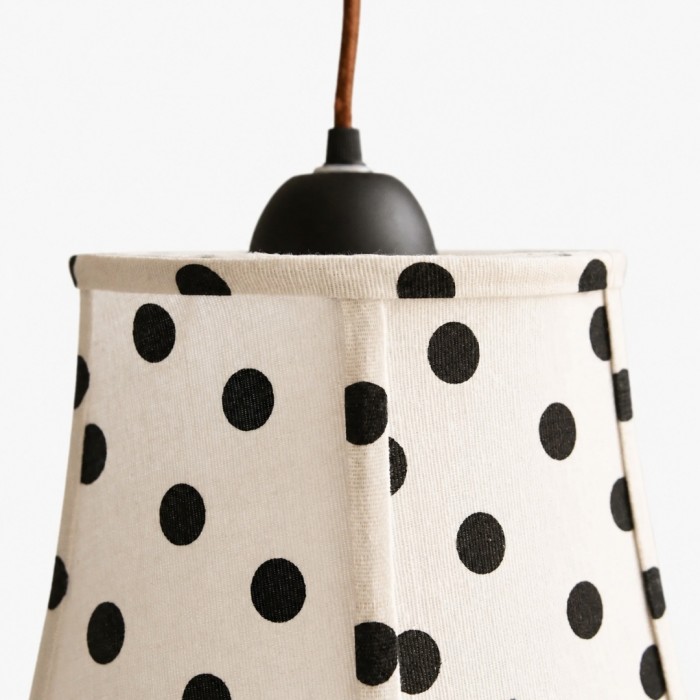 Hanglamp HL3812 met zwart-witte stippen van hout en stof.