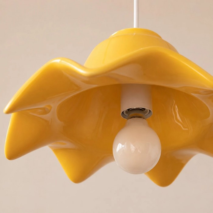 Keramische hanglamp met sculpturale glanzende kap HL3880