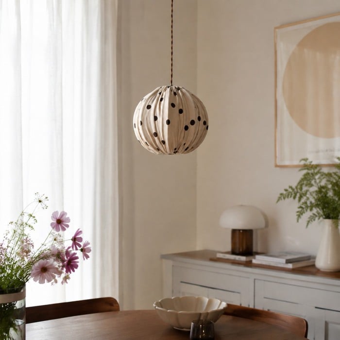 Kremowa lampa wisząca w groszki z tkaniny do jadalni HL3775