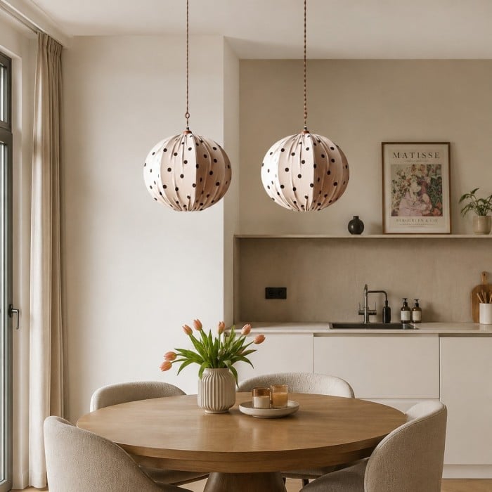 Kremowa lampa wisząca w groszki z tkaniny do jadalni HL3775
