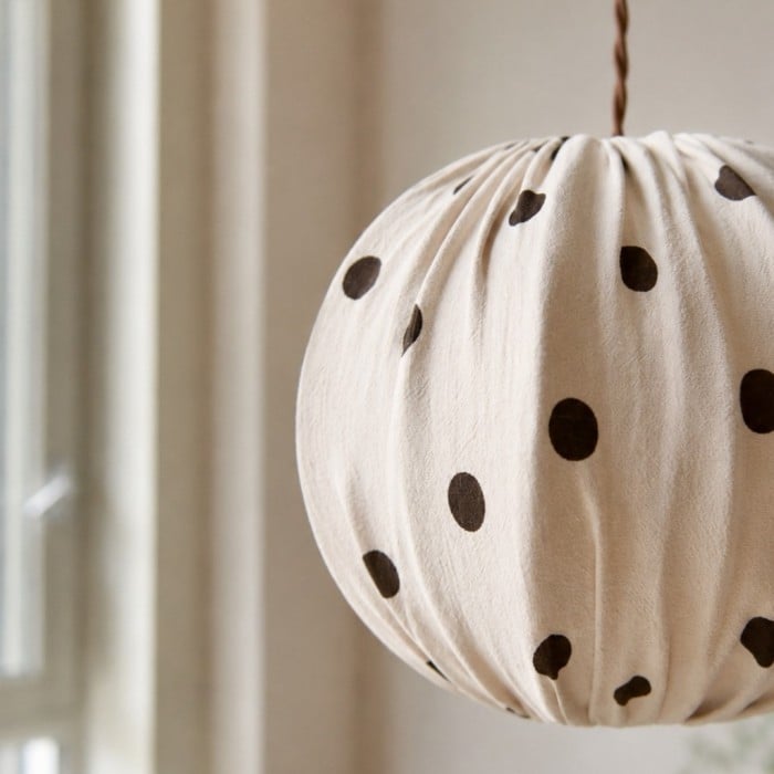 Kremowa lampa wisząca w groszki z tkaniny do jadalni HL3775