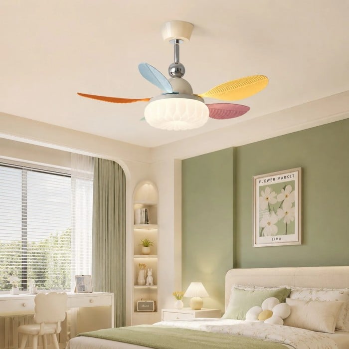 Crèmekleurige plafondventilator met lamp voor kinderkamer en kleurrijke bladen HL3828