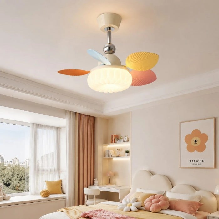 Crèmekleurige plafondventilator met lamp voor kinderkamer en kleurrijke bladen HL3828