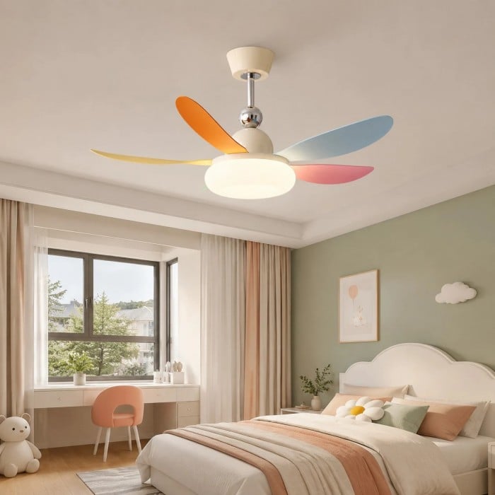 Crèmekleurige plafondventilator met lamp voor kinderkamer en kleurrijke bladen HL3828