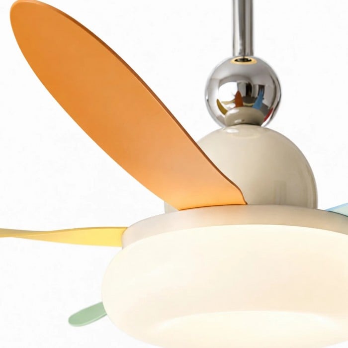 Crèmekleurige plafondventilator met lamp voor kinderkamer en kleurrijke bladen HL3828