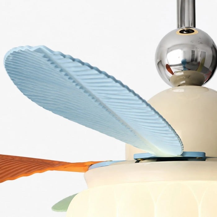 Crèmekleurige plafondventilator met lamp voor kinderkamer en kleurrijke bladen HL3828