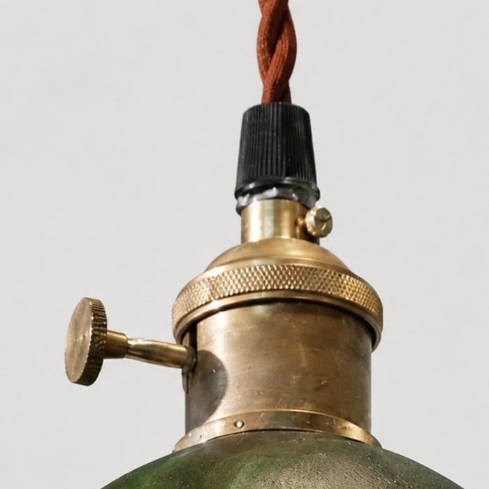 Ciemnozielona skórzana lampa wisząca z abażurem w kształcie płatków i mosiężną oprawą – rzeźbiarski akcent jadalniany HL3612