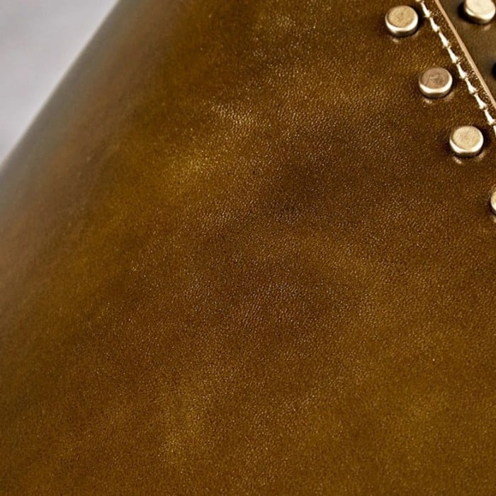 Suspension conique en cuir avec rivets dorés HL3734