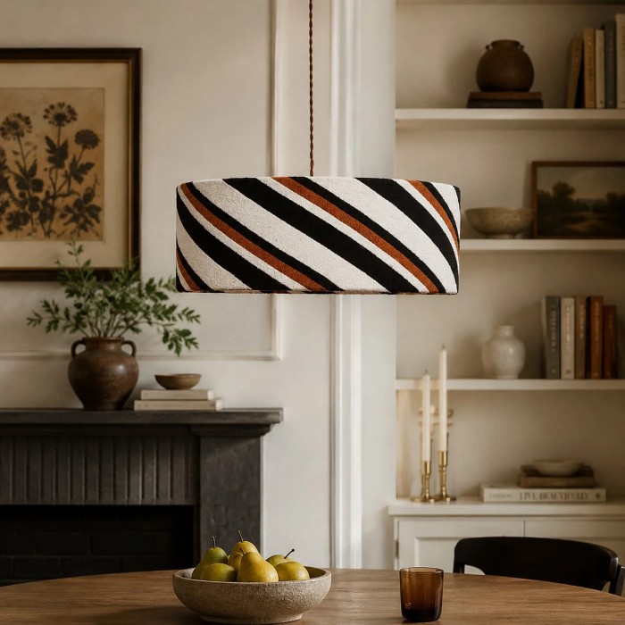 Lampa wisząca w kształcie bębna z tkaniny w paski HL3938