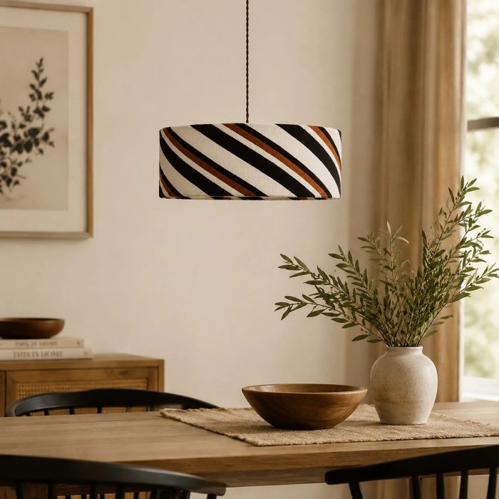 Lampa wisząca w kształcie bębna z tkaniny w paski HL3938