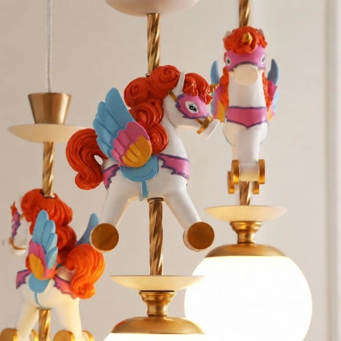 Lampa wisząca do pokoju dziecięcego z motywem jednorożca i malowanymi detalami koni HL3879