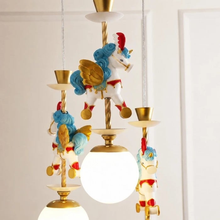 Lampa wisząca do pokoju dziecięcego z motywem jednorożca i malowanymi detalami koni HL3879