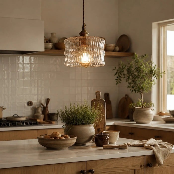 Lámpara colgante vintage de cristal ondulado con detalles en latón cálido HL3902