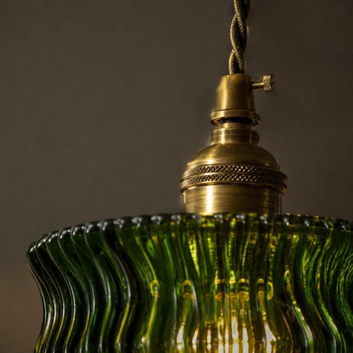 Lámpara colgante vintage de cristal ondulado con detalles en latón cálido HL3902
