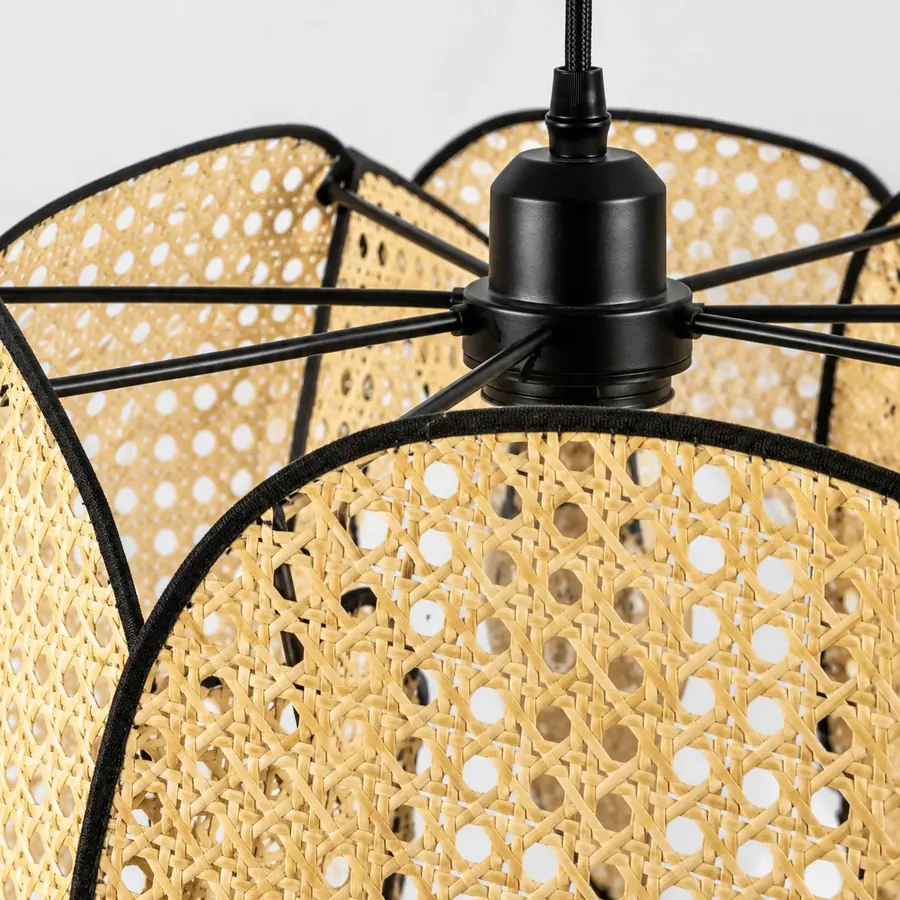 Detail der schwarzen Metallnabe und der Rattanverbindung