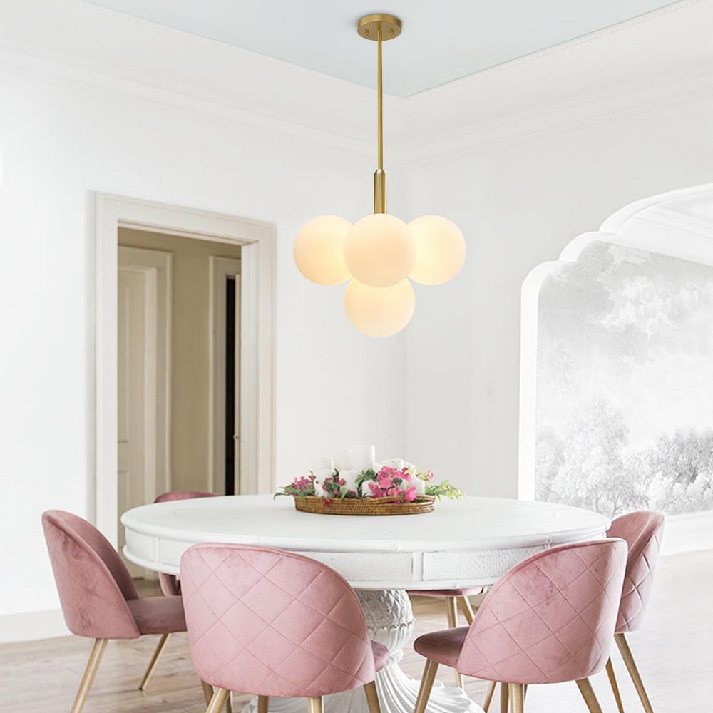 Moderne kroonluchter van opaalglas in messing afwerking woonkamer