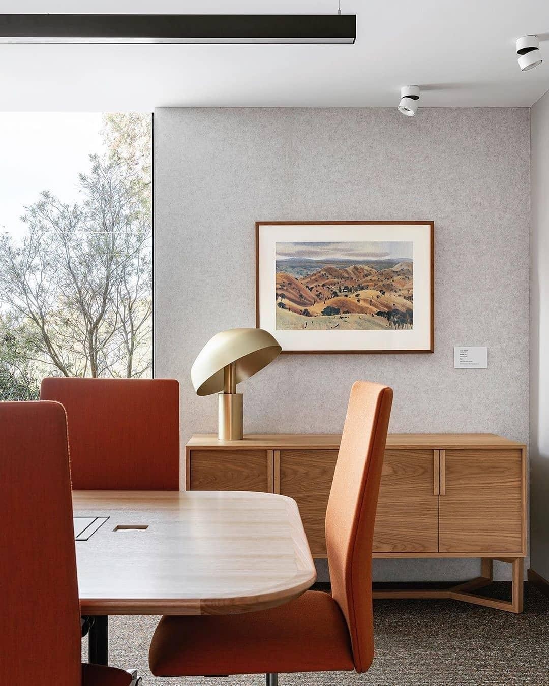 Modern minimalistisch design tafellamp met kromme kop HL652