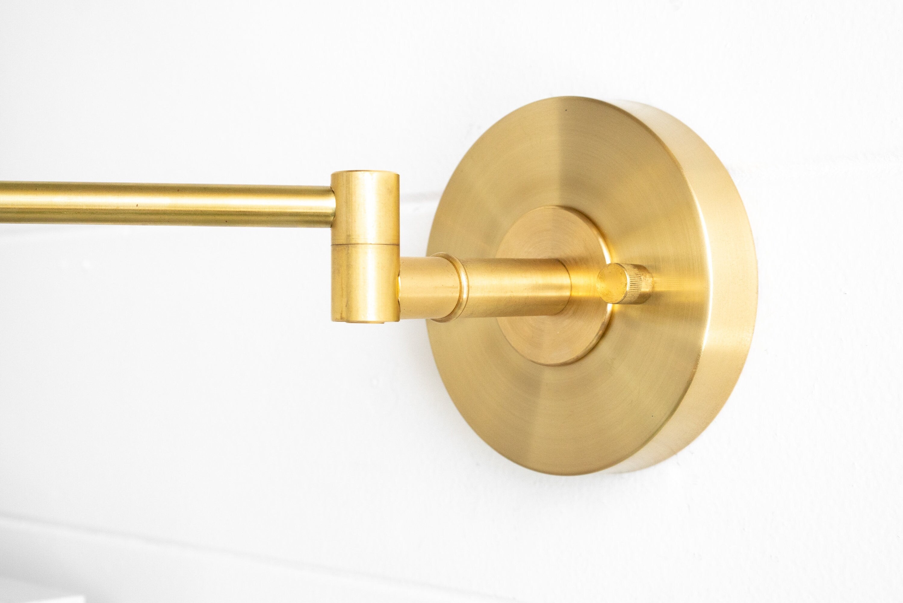 Ornato Luxe Messing Schoolhouse Wandlamp - Art Deco Wandlamp met Witte Kap HL1766