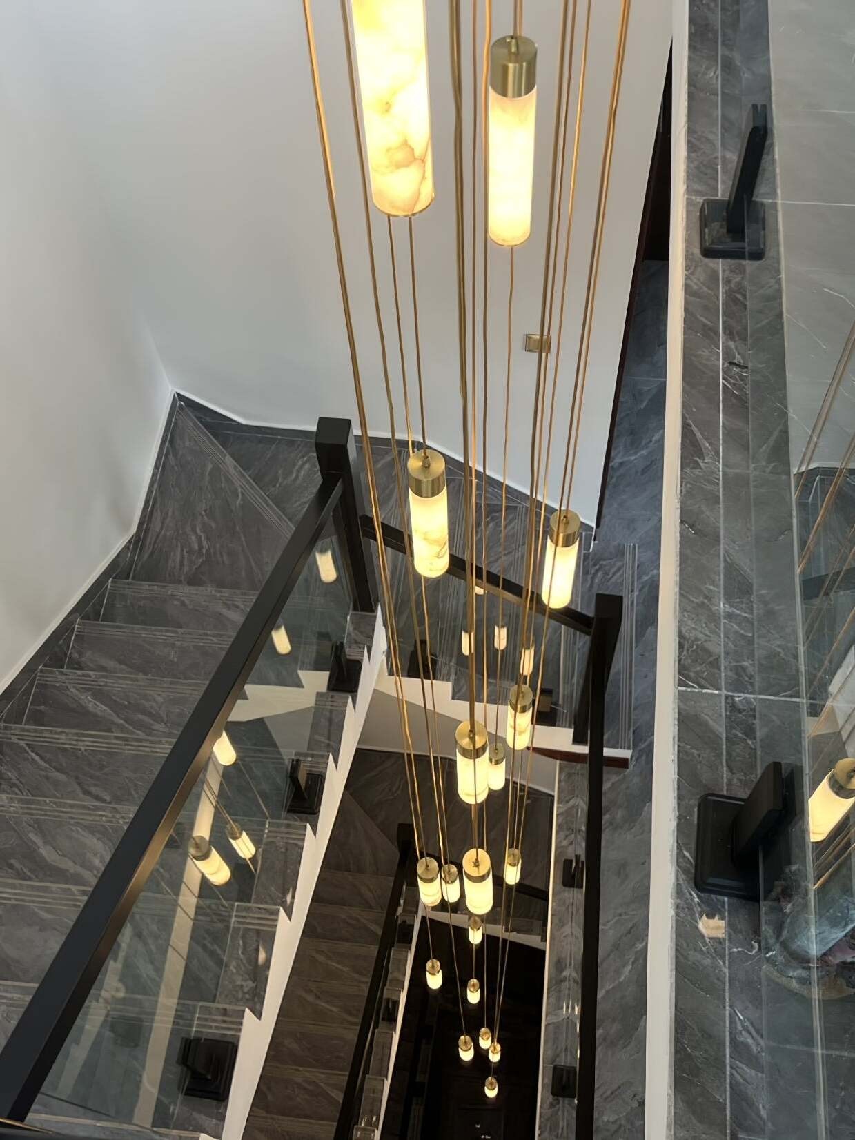 Hanglamp van natuurlijk getextureerd marmer en messing HL1060