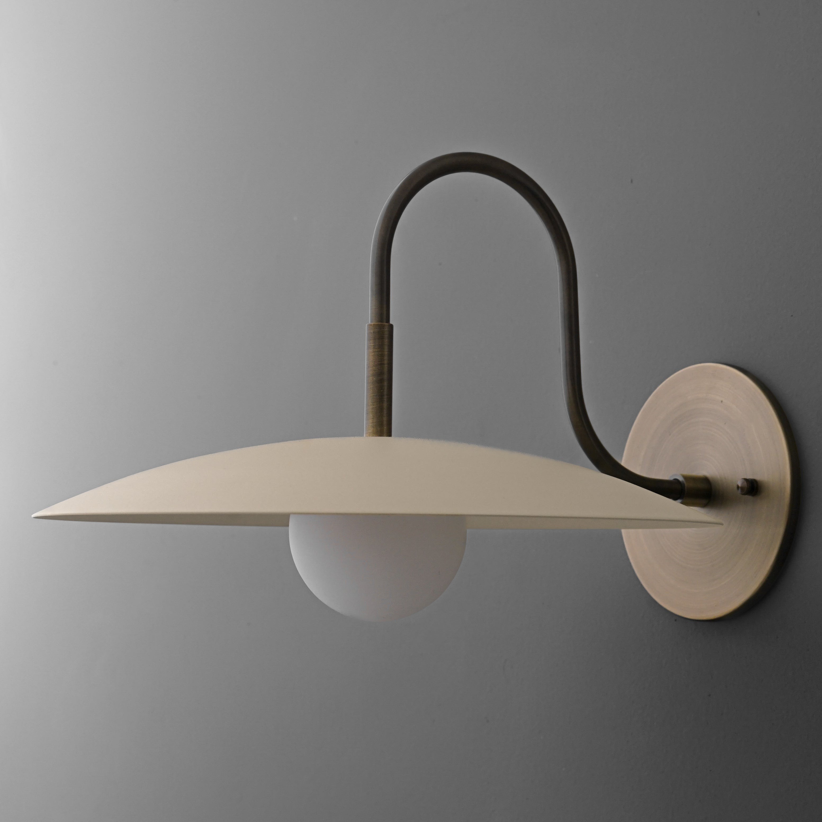 Curva Metalen Moderne Wandlamp - Antieke Messing Arm met Crèmekleurige Schijfvormige Kap HL1771