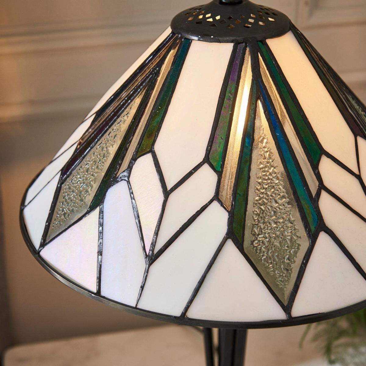 TF Astoria Art Deco tafellamp met glas-in-loodkap - Afgeschuinde en iriserende kap voor slaapkamer of woonkamer HL2048