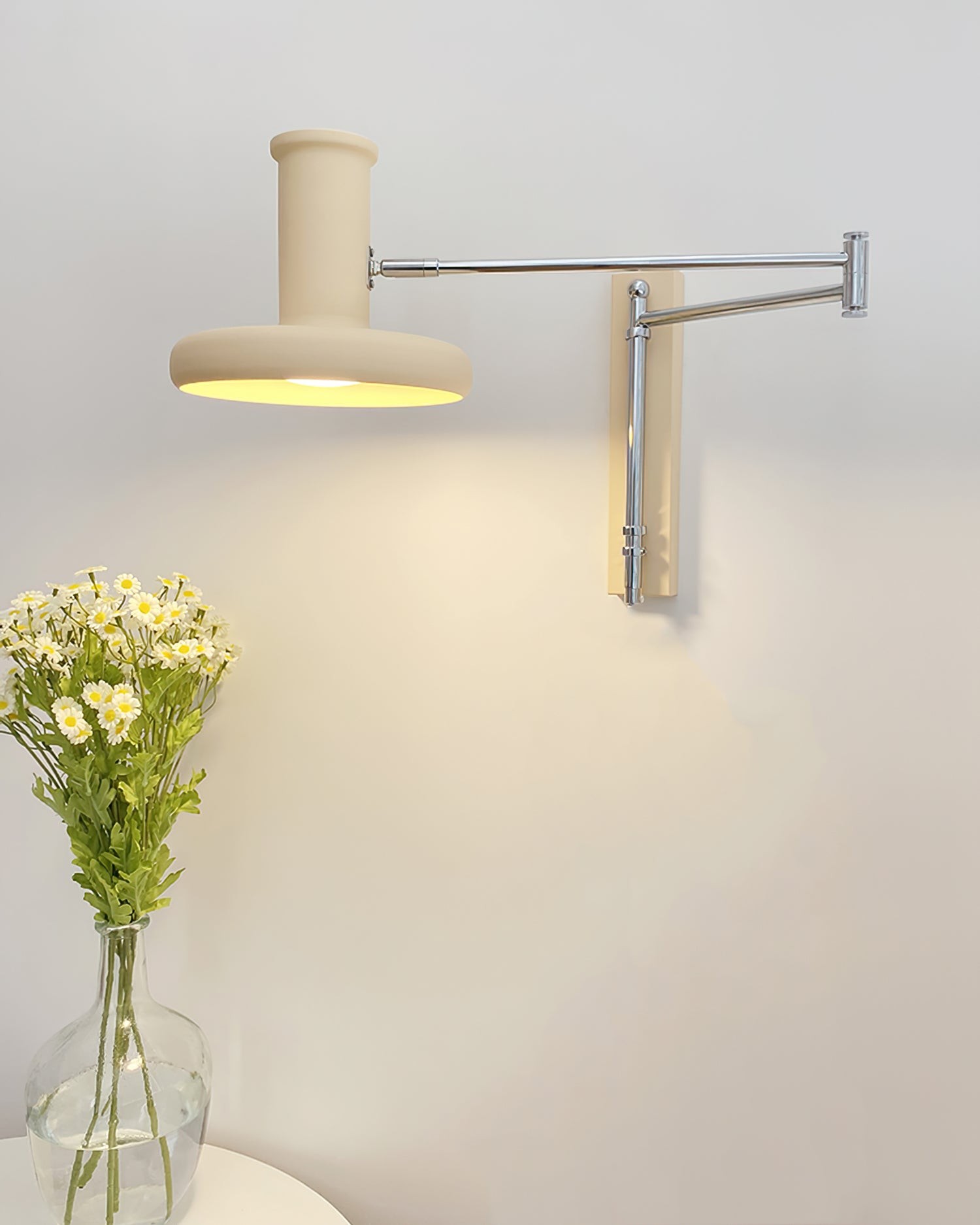 Moderne crèmekleurige metalen wandlamp met zwenkarm HL1089