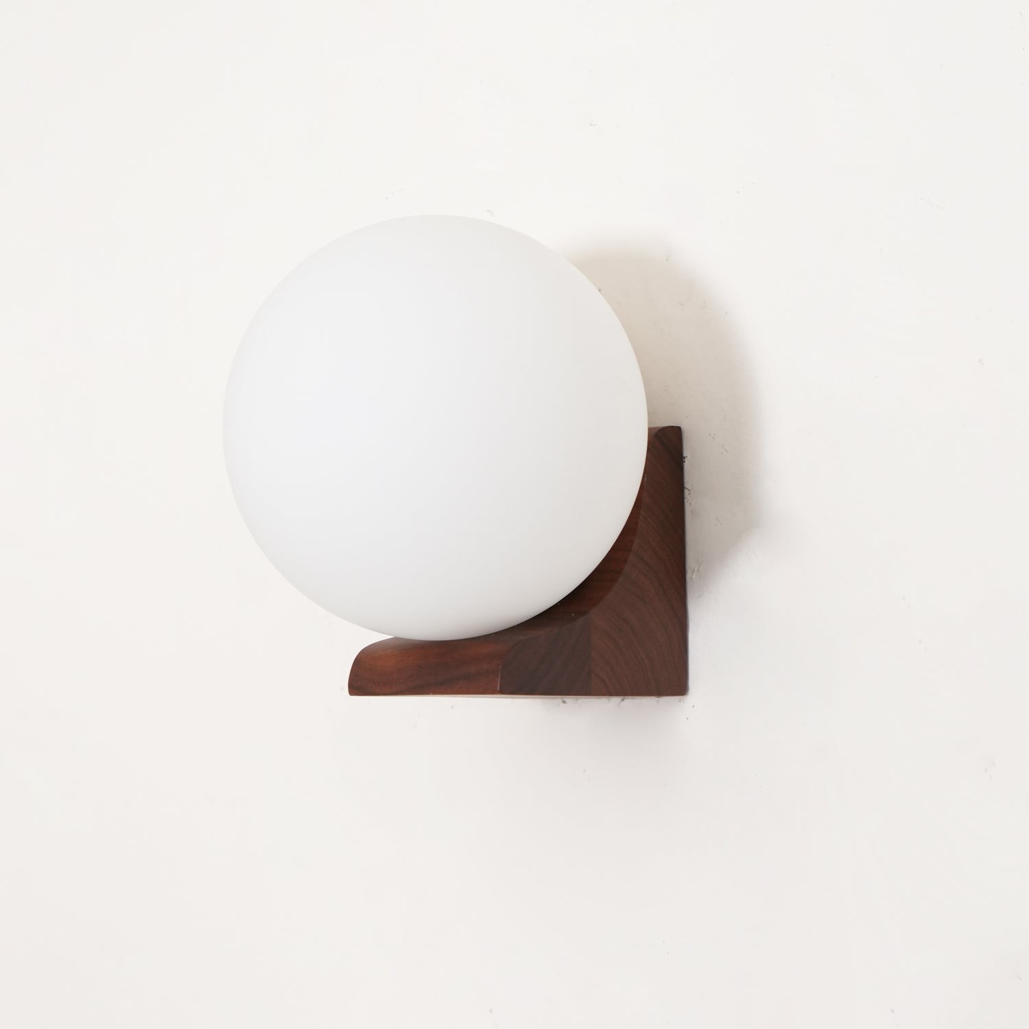 Minimalistische houten geometrische beugel glazen bol wandlamp HL444