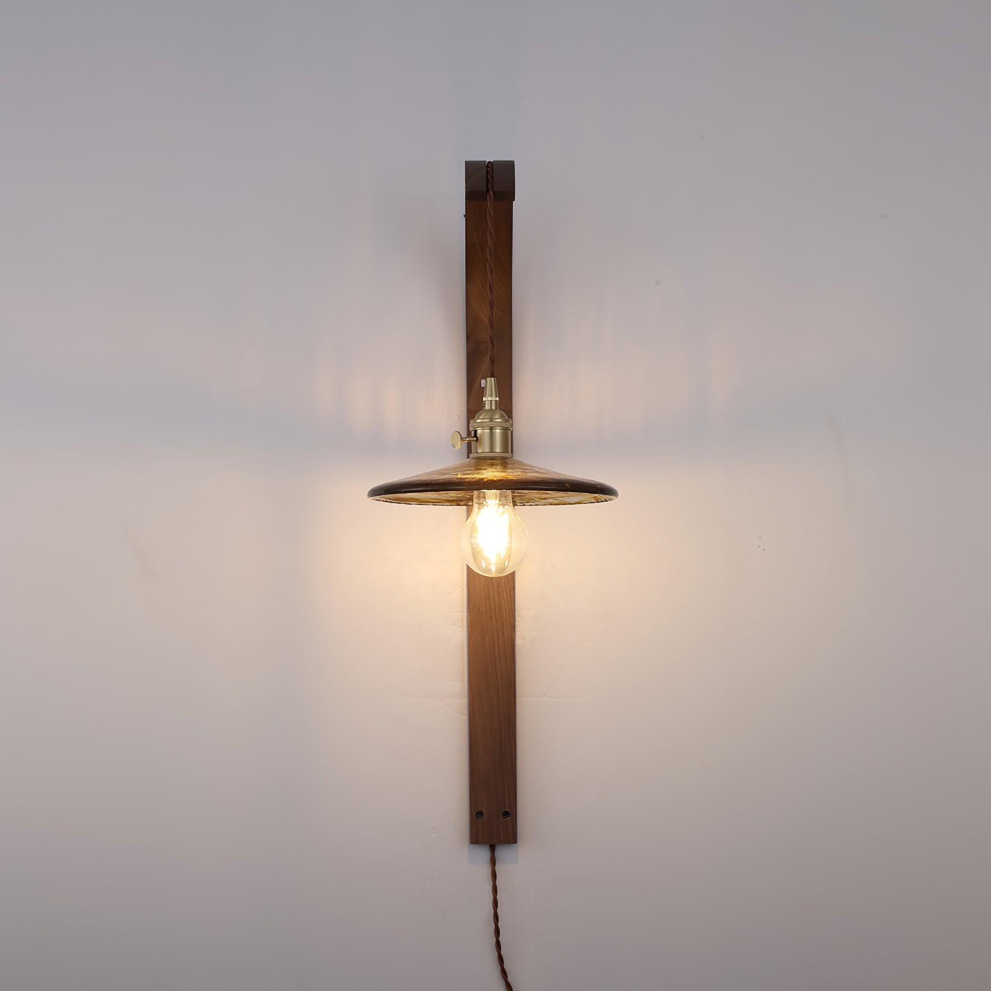Gebogen walnootkleurige keramische wandlamp met stekker HL3051