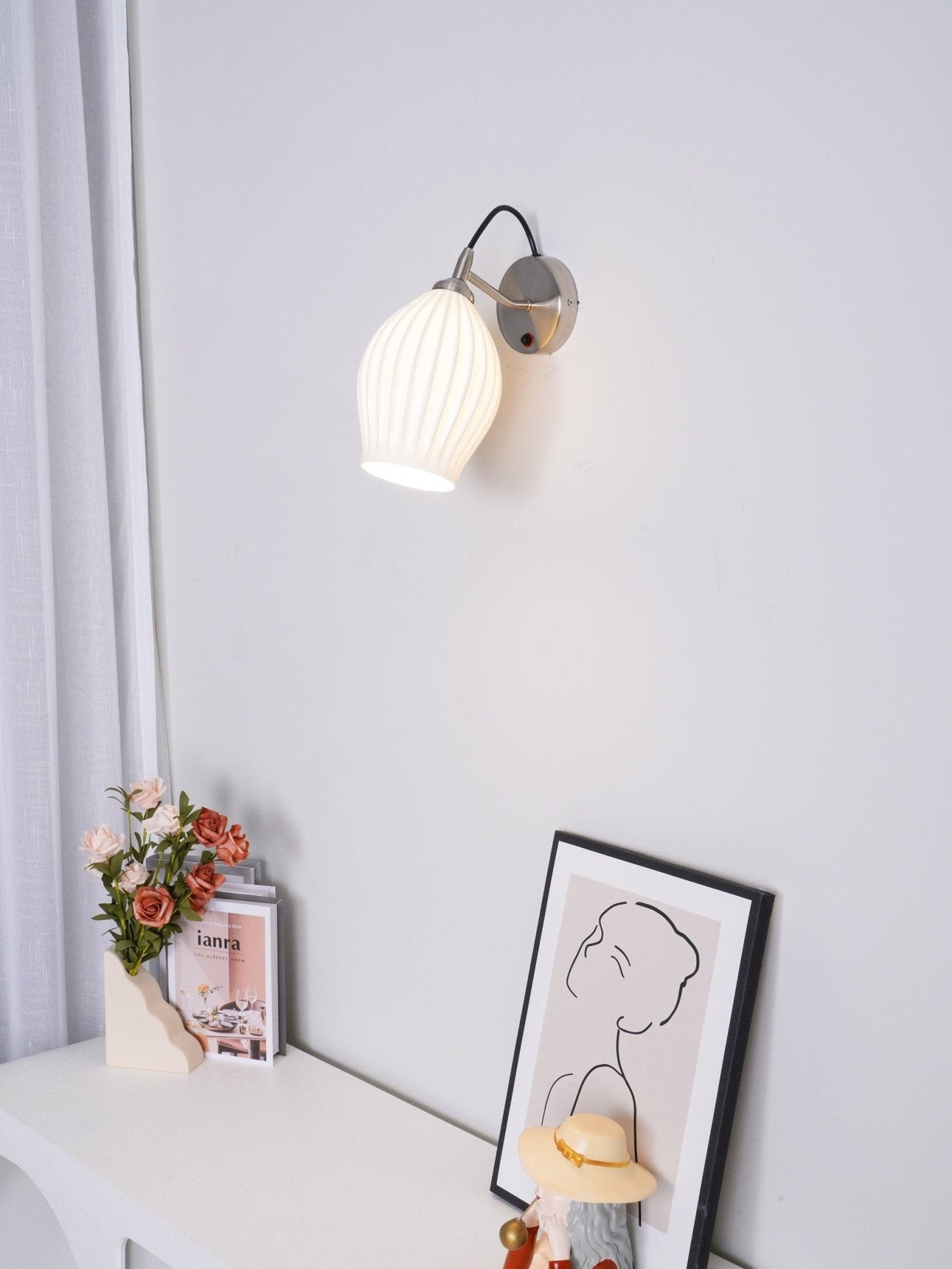 Crèmekleurige keramische geribbelde wandlamp HL498