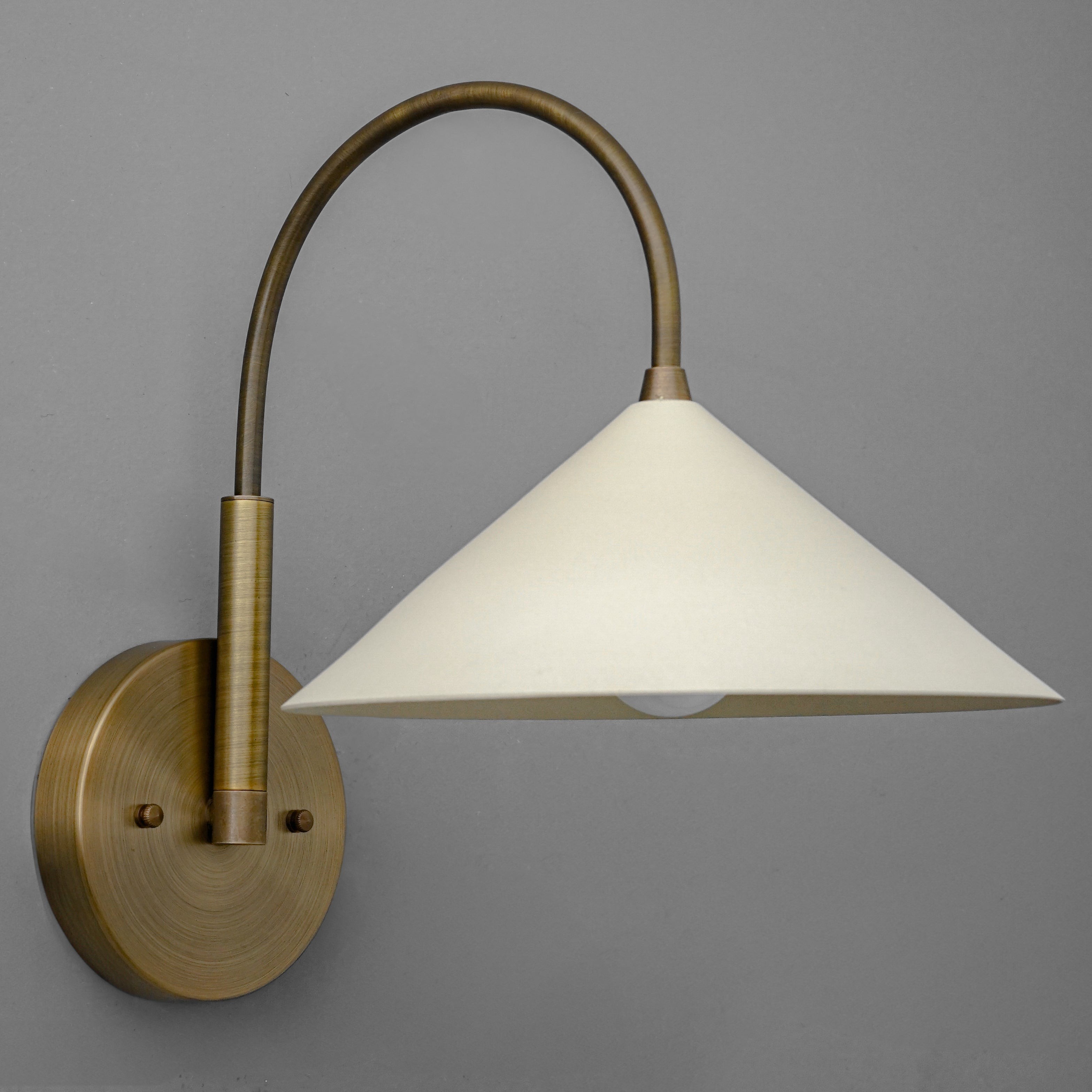 Curva Metalen Vintage Wandlamp - Elegante Kegelvormige Kap voor Slaapkamers HL1756