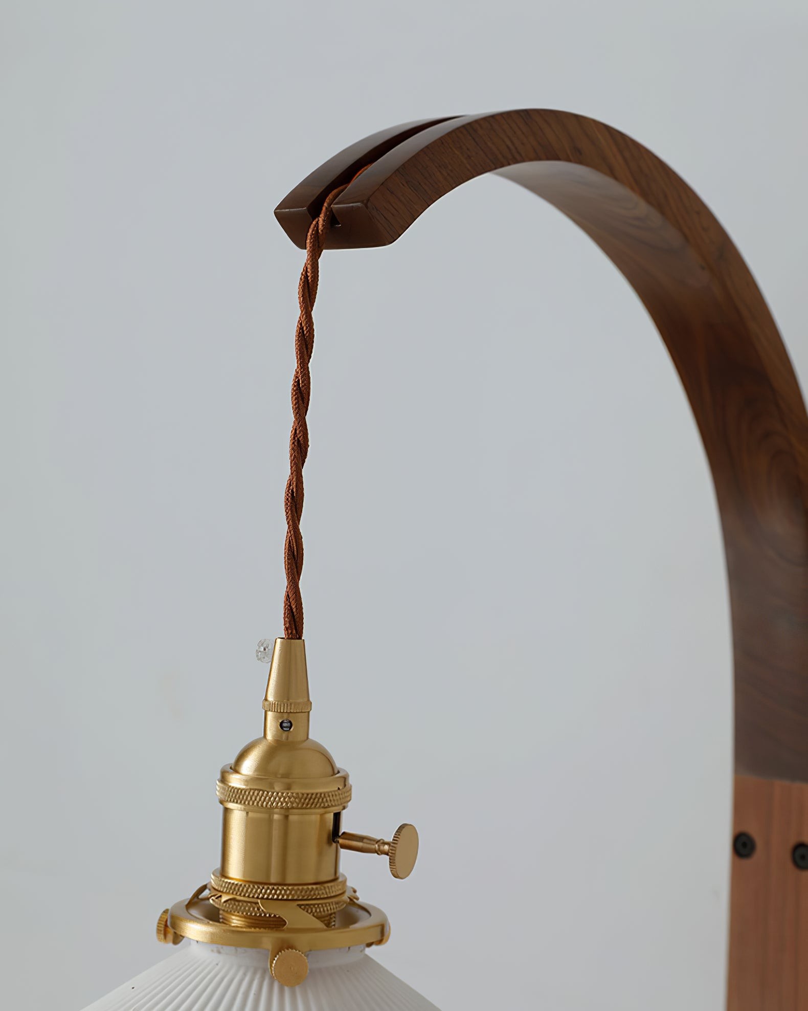 Gebogen walnootkleurige keramische wandlamp met stekker HL3051
