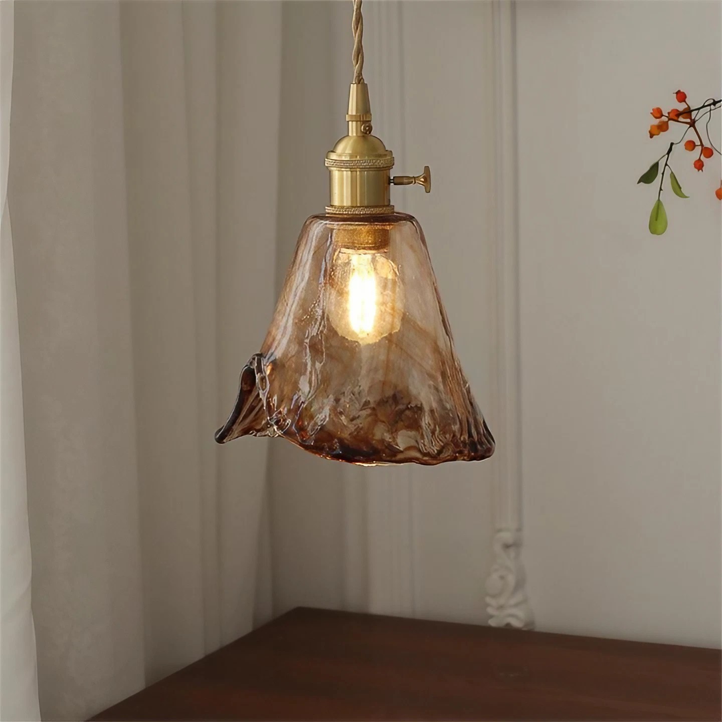 Retro handgemaakte onregelmatige amberkleurige glazen hanglamp HL64