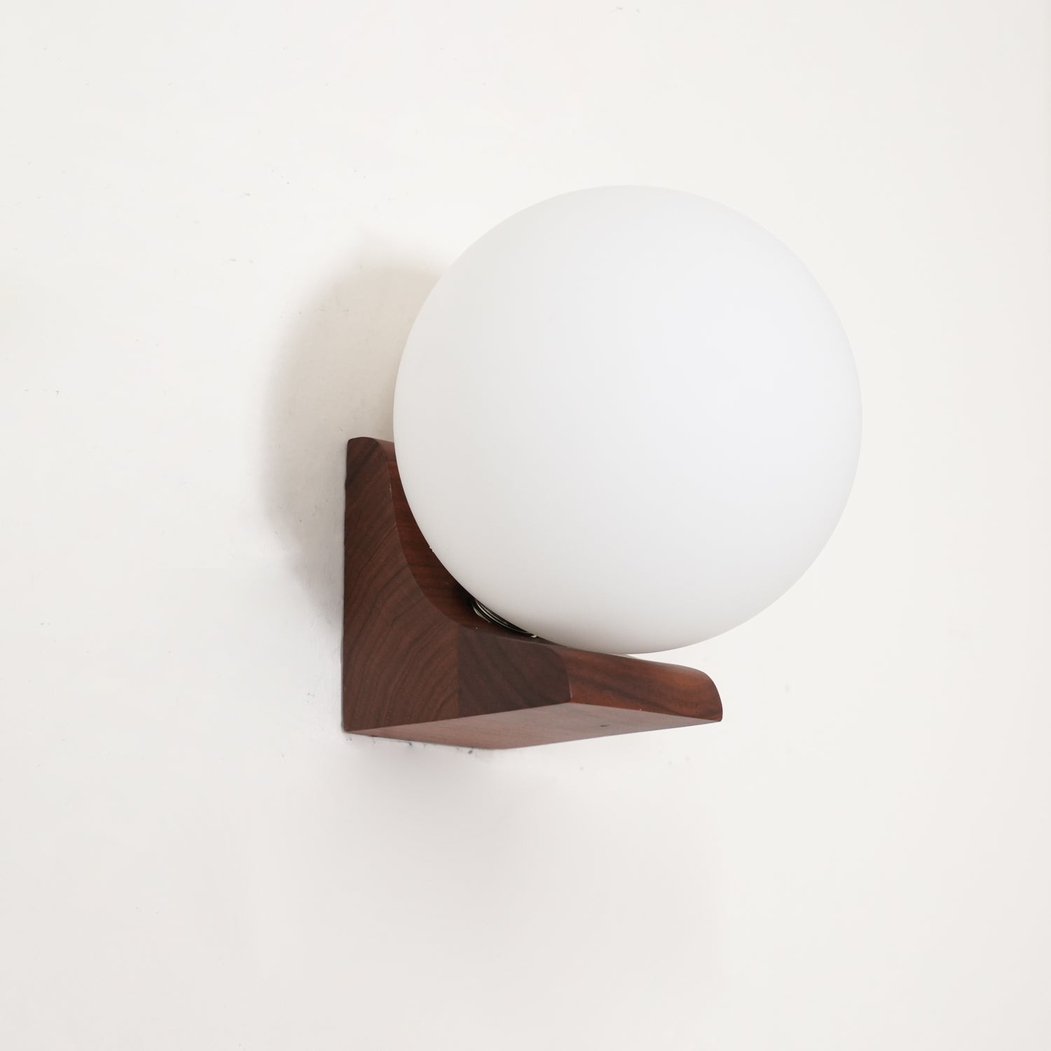 Minimalistische houten geometrische beugel glazen bol wandlamp HL444